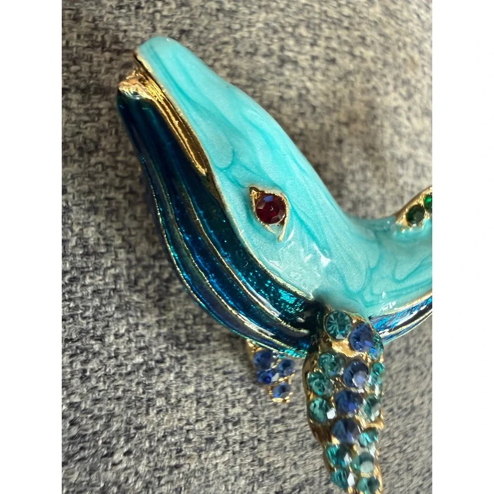 N/A whale brooch